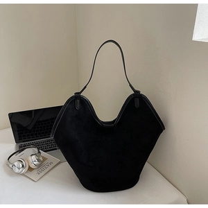 Détail d'un grand sac cabas en daim noir avec coupe en V ondulée et fines bandoulières