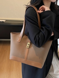 Grand sac cabas marron texturé avec boucle dorée et finition en cuir grainé litchi