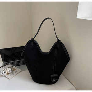 Gros plan d'un grand sac cabas vintage noir mat avec de longues bandoulières élégantes