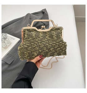 Détail du sac à main vert texturé avec poignée dorée élégante et bandoulière en chaîne