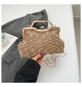 Détail du sac vintage en velours beige tissé avec poignée dorée et bandoulière chaîne