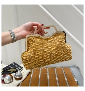 Détails d'un sac vintage tissé avec cadre doré métallique et fermoir à boules