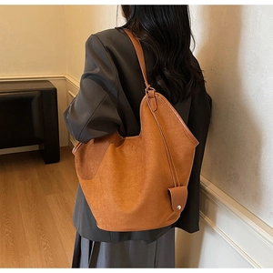 Détail du sac hobo marron vintage porté à l'épaule dans un décor de style de vie élégant