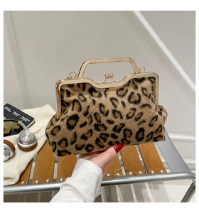 Gros plan du sac à main léopard en peluche avec cadre doré et détails de chaîne