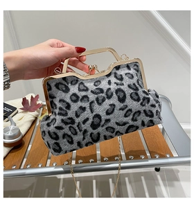 Détail du sac à main léopard en fausse fourrure avec fermoir doré et bandoulière