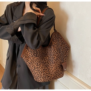 Détail du sac cabas léopard avec bordures en similicuir marron et finitions des coutures