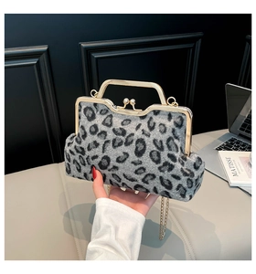 Détail de la pochette en fausse fourrure léopard grise avec cadre en métal doré