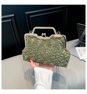 Sac à main en tweed vert avec cadre en métal doré et chaîne dans un bureau moderne