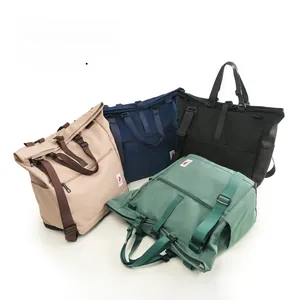 Gruppenanzeige von wasserdichten Nylon-Reisetaschen in Beige, Marine, Schwarz und Salbei