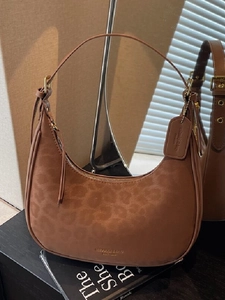 Women Leopard Print Crescent Hobo Bag Fashion PU Leather Underarm Shoulder Bag Trendy Commuting Small Crossbody Bag With Strap