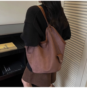 Détail d'un grand sac cabas vintage marron avec texture daim et finitions cuir