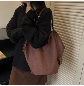 Détail du grand sac cabas marron vintage avec texture en cuir et bandoulière fine