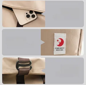 Detailansicht der Reißverschlusstasche, Markenlogo und Verstellhaken der Reisetasche