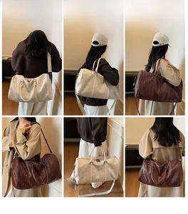 Collage montrant le sac de voyage tissé en blanc et marron, illustrant divers modes de port