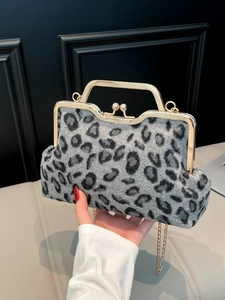 Sac à main vintage à imprimé léopard avec fermoir perle et bandoulière chaîne dorée
