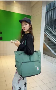 Details der grünen großen Yoga-Tasche aus Nylon mit Reißverschlusstasche und Logo