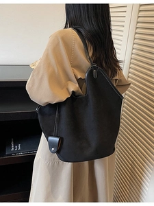 Grand sac à bandoulière vintage noir en daim mat avec pendentif et bandoulière