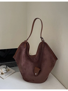 Grand sac cabas vintage en daim marron foncé pour le transport quotidien des femmes