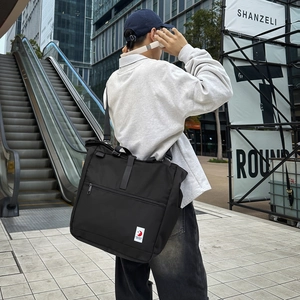 Detail einer schwarzen Nylon-Tasche mit verstellbarem Gurt für Pendler und Reisen im Alltag
