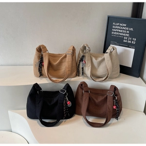 Détails des sacs fourre-tout en velours côtelé en quatre couleurs avec pendentifs tennis