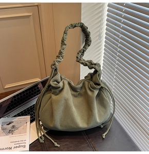Nahaufnahme der grünen Cord-Schultertasche mit Falten auf Leder mit Schatteneffekten
