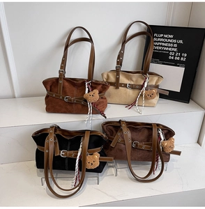 Sacs cabas rétro en daim couleurs caramel, beige et marron foncé avec breloques d'ours