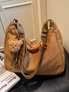 Borsa Hobo da Donna Vintage in Scamosciato Grande Capacità Borsa a Spalla Con Simpatico Ciondolo a Orsetto Stile College Casuale