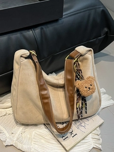 Grande borsa tote in pelle scamosciata beige con manici marroni e ciondolo a orso