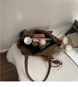 Vue de dessus d'un sac cabas en daim marron montrant sa grande capacité de rangement