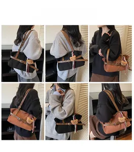 Détail de sacs fourre-tout en daim vintage noir et marron avec pendentif ours mignon