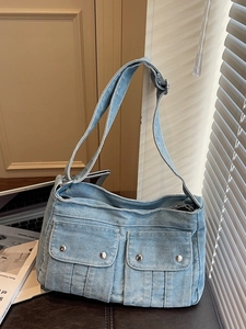Sac à bandoulière chic en denim délavé bleu clair avec boucles argentées