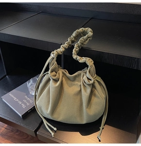 Detail der salbeigrünen Cord-Handtasche mit Faltenstruktur und gerafftem Riemen