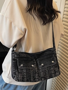 Sac à bandoulière en denim noir délavé avec boucles argentées et coutures contrastées blanches