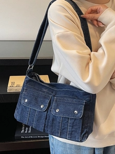 Sac bandoulière en jean bleu foncé avec rivets argentés et deux poches avant