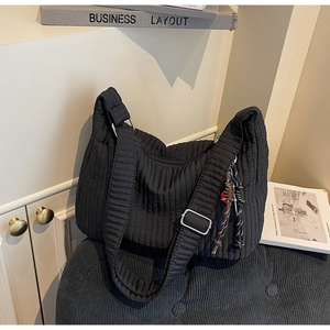Gros plan du sac fourre-tout noir plissé avec texture nuage et cordon de serrage