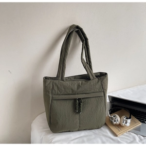Nahaufnahme der olivgrünen gesteppten Nylon-Einkaufstasche mit Vordertasche und Kordelzug