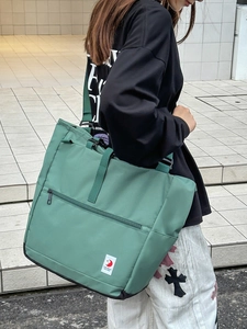 Große grüne Nylon-Reisetasche mit verstellbaren Trägern für Fitness und Yoga