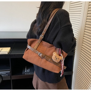 Sac fourre-tout vintage en daim marron avec boucles et porte-clé ours en peluche mignon