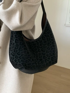 Fashionable leopard print hobo tote bag with large capacity for women casual daily use