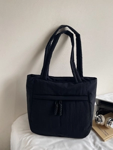 Minimalistische schwarze gesteppte Canvas-Einkaufstasche mit Reißverschlusstasche für Damen