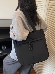 Große schwarze Tragetasche aus Nylon für Damen mit Doppelreißverschluss zum Pendeln