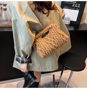 Detail view of caramel knitted crossbody bag with thick cable stitch and gold chain strap