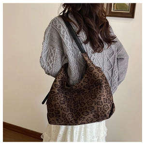 Detail of vintage leopard print tote bag with wide black strap and large capacity