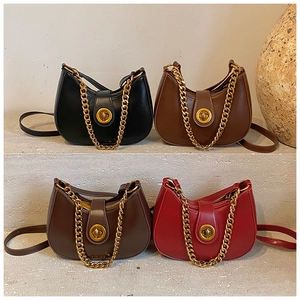 Détail de quatre sacs hobo de couleurs variées avec chaîne dorée et boucle métallique