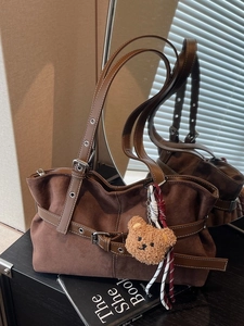 Sac Fourre-tout Vintage en Cuir PU Suédine pour Femmes Sac à Bandoulière Grande Capacité Avec Pendentif Ours Sac à Main Rétro