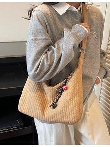 Sac hobo matelassé à rayures texturées avec breloque décorative pour un style décontracté