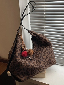 Vintage Leopard Print Flannel Tote Bag Large Capacity Underarm Shoulder Bag For Women Casual Commuting Hobo Bag With Charms