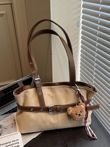 Sac cabas rétro en daim beige de grande capacité avec lanières en cuir brun et ourson