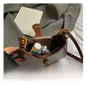 Détail montrant la capacité interne du sac lune café pour téléphone et maquillage