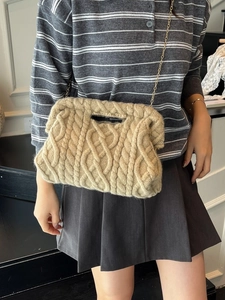 Quilted macaron style beige knit handbag with golden chain strap for daily autumn outfit